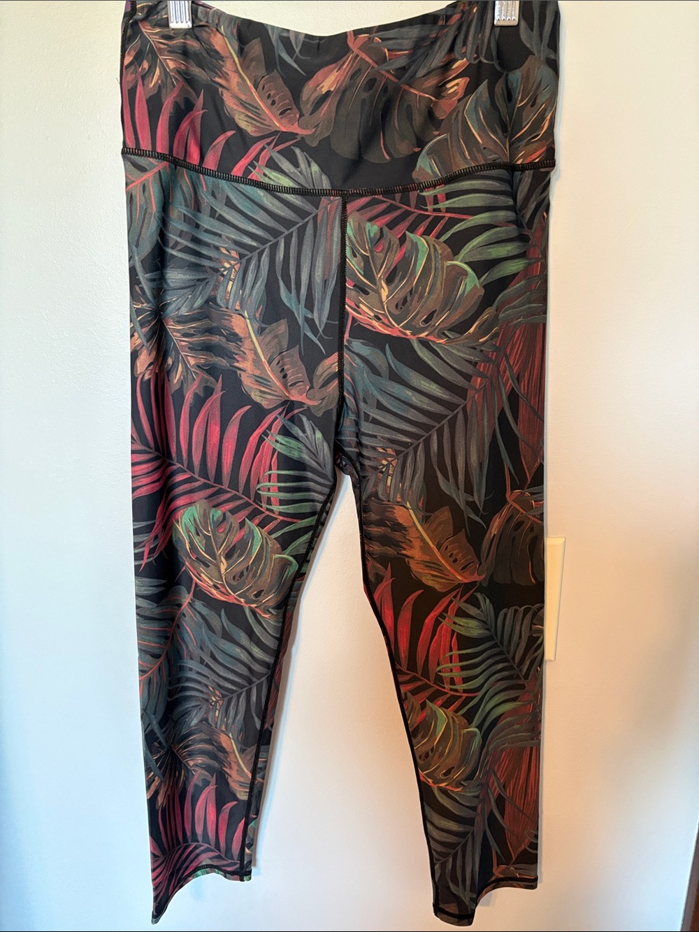 High-Waist Tropical Leaf Print Leggings - Black with Red & Green